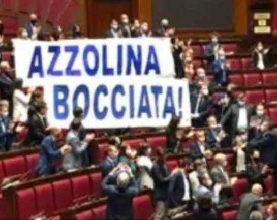 azzolina_bocciata image Accade in Italia, zero in condotta alla Ministra